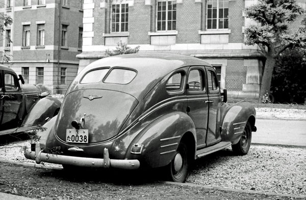 39-1b (069-23) 1939 DeSoto Customline 4dr Sedan.jpg